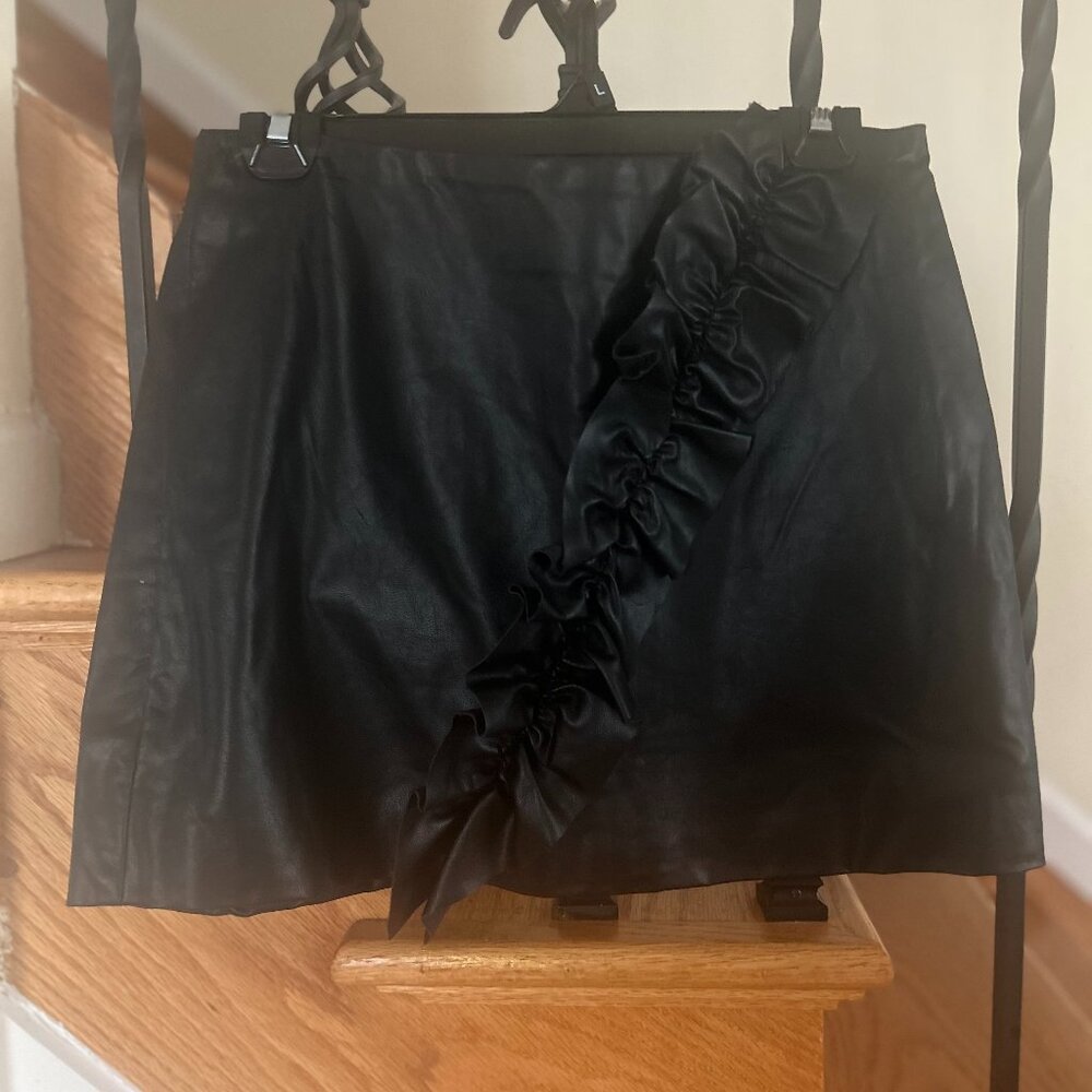 Forever 21 women's Faux Leather skirt Size Large